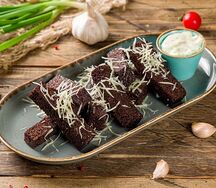 Чесночные гренки из бородинского хлеба с сыром пармезан