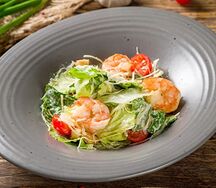 Цезарь с тигровыми креветками