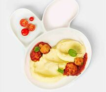 Пюре с фрикадельками в томатном соусе