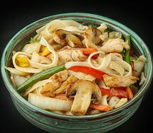 Удон с курицей и шампиньонами в сливочном соусе
