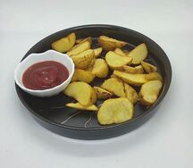 Картофель по-деревенски с соусом