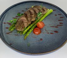 Говяжья вырезка со спаржей под винным соусом