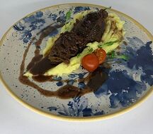 Говяжьи щечки в соусе порто с картофельным пюре