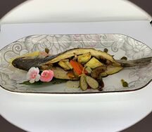 Сибас с овощами и каперсами