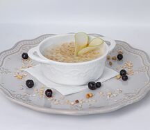 Овсяная каша на молоке с ягодами