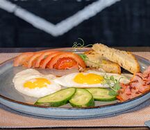 Яичница-глазунья с беконом и чиабаттой