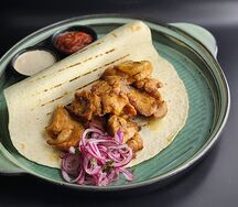 Шашлык из курицы на тортилье