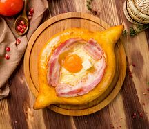 Хачапури по-аджарски с беконом