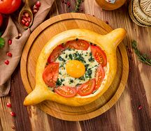 Хачапури по-аджарски со шпинатом и помидором