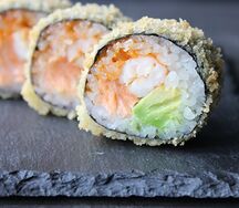 Горячий ролл с тигровой креветкой и соусом спайси