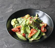 Овощной салат с фирменным соусом