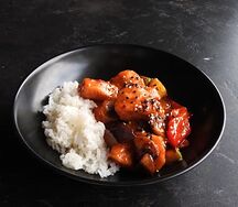 Курица с рисом и овощами в кисло-сладком соусе