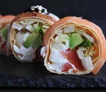 Ролл в омлете с лососем и угрем без риса