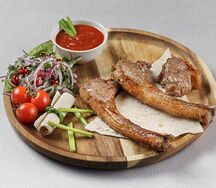 Баранья корейка на углях