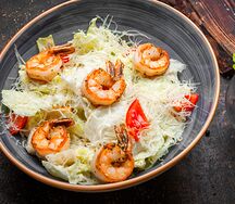 Салат Цезарь с креветками