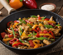 Куриное филе, жаренное с овощами