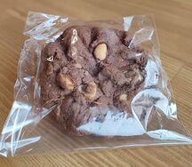 Кукис шоколадный с фундуком и белым шоколадом