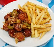 Карривурст с картофелем фри