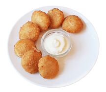 Сырные медальоны с соусом свит чили