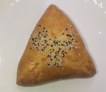 Пирожок с яйцом и зеленым луком