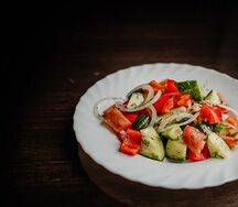 Салат из свежих овощей с маслом