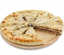 Осетинский пирог Фыджын с говядиной, помидором и болгарским перцем