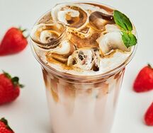Айс-латте Клубничный поцелуй на банановом