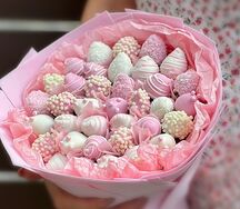 Букет розовый из клубники в шоколаде Berry Romance