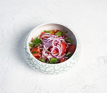 Салат из розовых томатов и красного лука