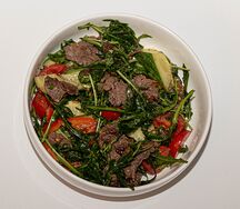 Теплый салат с телятиной и рукколой