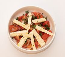 Салат с чанахом и томатами