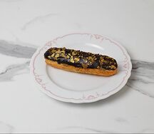 Эклер шоколадный