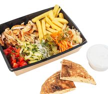 Шаверма с картофелем фри на тарелке