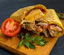 Шаурма свинина и курица на углях в сырном лаваше