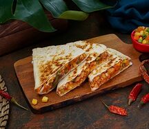 Кесадилья с курицей на сырной тортилье