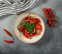 Салат с розовыми помидорами