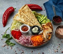 Бон Лаваш Премиум с курицей на тарелке