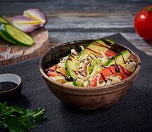 Салат из свежих овощей с бальзамическим кремом