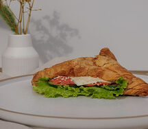 Круассан с лососем