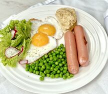Венские сосиски с зелёным горошком