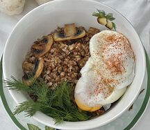 Каша гречневая с грибами и яйцом пашот