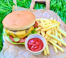 Бургер из говядины Black Angus c картофелем фри