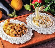 Запеченный в печи камамбер с виноградом и орехами