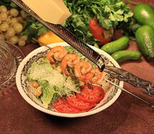 Салат Цезарь с креветками