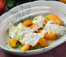 Страчателла с карамелизированными персиками