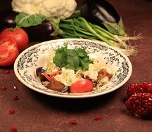 Салат с жареными баклажанами, миндалем и сыром страчателла