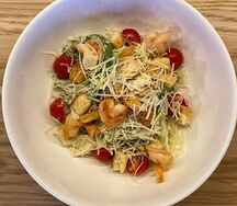 Салат Цезарь с креветками