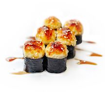 Запеченный мини-ролл под сырным соусом с лососем