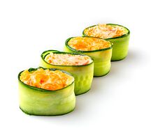 Острые суши в огурце с креветкой