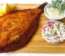 Жареная камбала с овощным салатом и сливочно-горчичным соусом